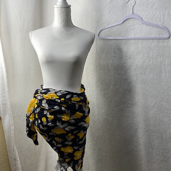 Multi function large scarf - Picture 3 of 4